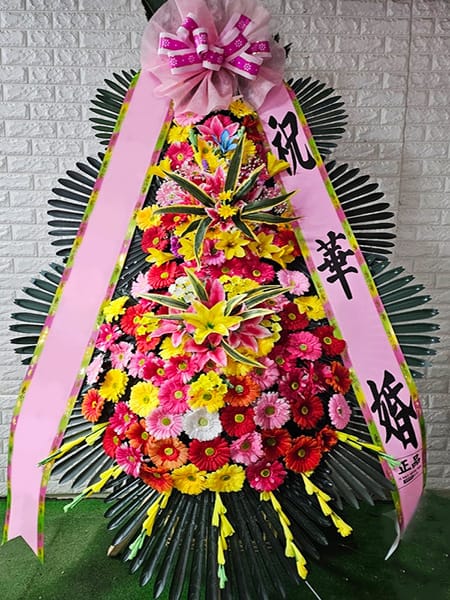부천 소풍컨벤션 웨딩홀 팬클럽 회원들이 뜻을 모아 선물한 화사한 3단화환